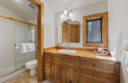 Ellis Peak by Avantstay Beautiful Mckinney Cabin w/ Filtered Lake Views - Foto 42