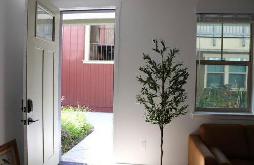 Emerald Oasis Cozy Living with Pet Park - Foto 16