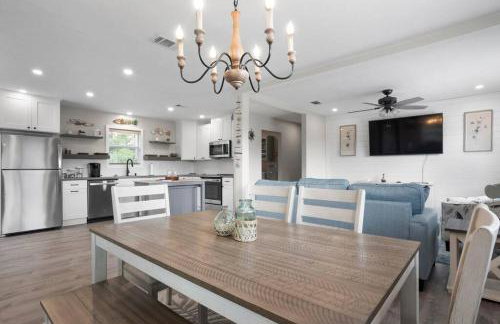 Waterfront Home Game Room Ping Pong Outdoor Bar Area - Foto 57