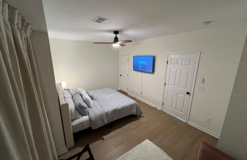 Modern Basement Retreat 2BR King suite - Foto 12