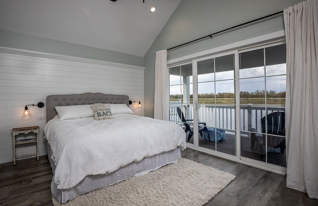 Hook, Wine, & Sinker - Photo 3