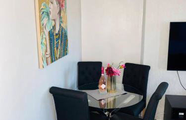 Bright, Spacious, modern Interior Decor 2 bedrooms Apartment with amazing views - Photo 16