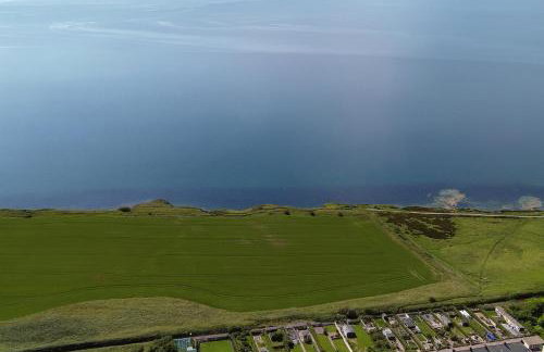 Coastal Haven - Steps From Beach - Photo 8