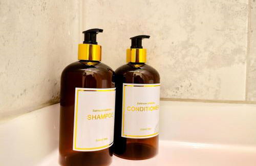 Lux Modern Apartment with Pool View & Prime Location - Foto 15