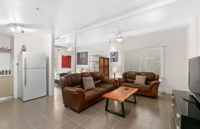 Tropical 3 Bedroom House, Pool plus 4th Bedroom Bungalow - Photo 11