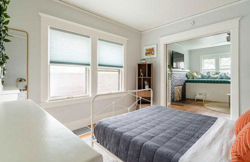 Stay Portland - PDX Art Deco Lounge - Local Eateries, Bars & Shops - Photo 14