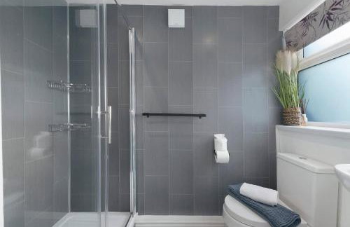 Spacious 4BR on Leafield Rd - Photo 17