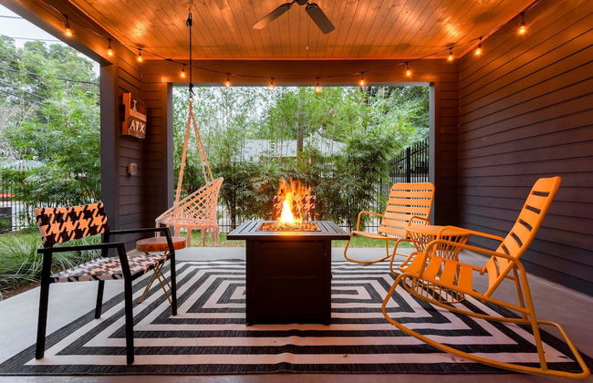 Insta-worthy Two House Corner Compound - Foto 13