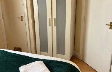 1 bedroom budget homely apartment, with free private parking and long term deals available - Foto 11