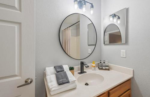 Disney-Area 3BR Townhome | Sleeps 9 | Pool + Gym - Foto 6