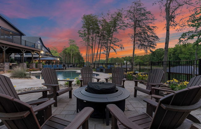 Black Bear Lodge by Avantstay Lakefront, Dock, Pool, Theater Sleeps 20+ - Foto 7
