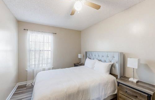 Spacious and quiet home with private patio & enclosed yard - Foto 16