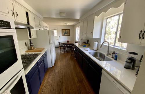 Hollinshead Haven Home with BBQ & Free Wifi - 30 days min home - Photo 18