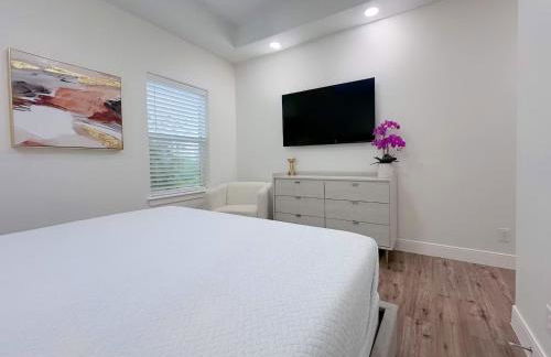 Luxurious Condo with Pool & Garage Close to Shopping - Foto 24