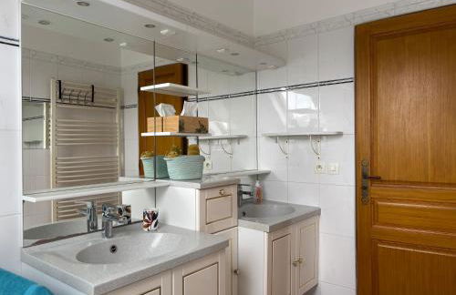 Le So Art, grande maison 4 chambres, terrain de pétanque, grand jardin clos, flipper, babyfoot, jeux Arcade, ping pong,1 km mer, proche golf, Port en Bessin, Bayeux et plages du débarquement, adaptée enfants - Foto 41