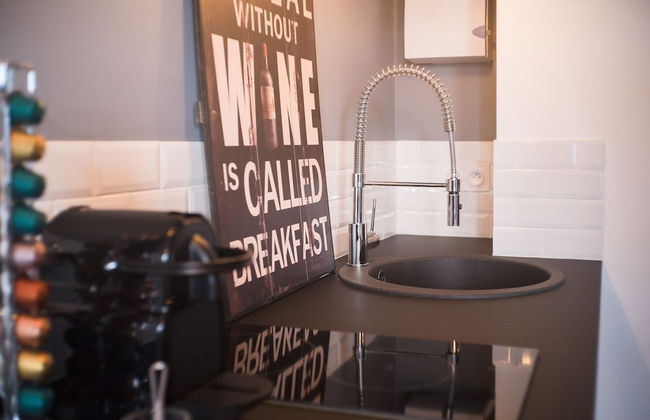 Miss Eiffel Tower - Photo 16