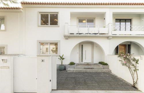 Contemporary Restelo Pool Haven - Photo 33