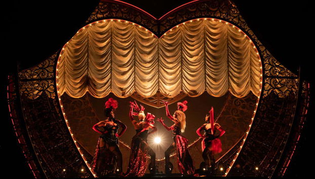 Una de las escenas del musical Moulin Rouge en Nueva York