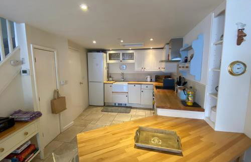 Reduced rates for this month! Beautiful cottage, 3 stories high with upstairs courtyard and set in an amazing location! The fantastic newly developed Town Mill with restaurants and craft shops on your doorstep Also only 2 minutes to the sea! , Sleeps 4 - Photo 9