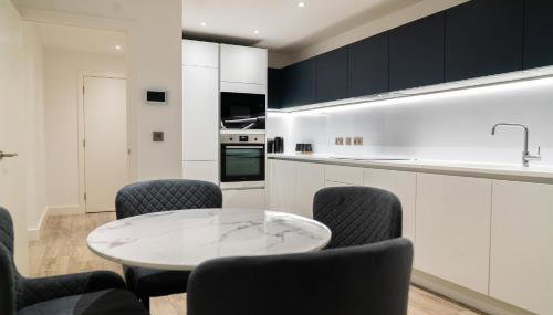 Modern 2 Bed Penthouse with Stunning views in Manchester City Center - Photo 3