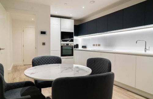 Modern 2 Bed Penthouse with Stunning views in Manchester City Center - Photo 3