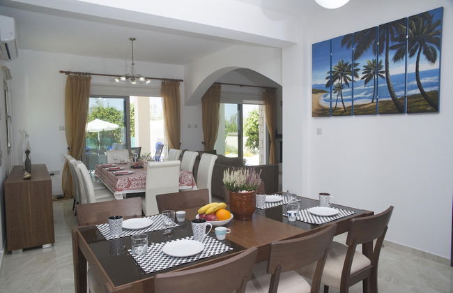 Stunning new Beach Front Villa,1st Line to the Beach, Large Pool, Wonderful Area - Foto 48