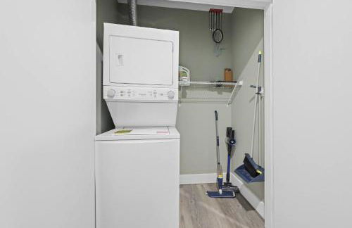 1BR • City Views • Queen + SofaBed • WiFi & 2 TVs - Photo 6