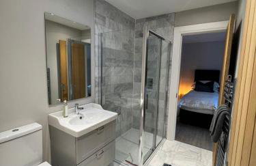 The Carthouse (Luxury 2 bed with private hot tub) - Photo 40