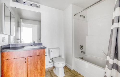 Downtown Bellevue 2BR w WD Storage nr Shops SEA-318 - Foto 19