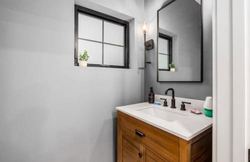 Chateau in the Village - Brand New 3BD 5BA - Foto 18