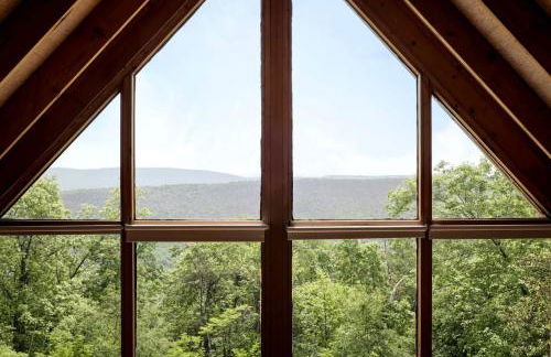 Rustic-Modern Chalet w/ Fire Pit, Deck & Views in Slanesville, WV - Foto 19