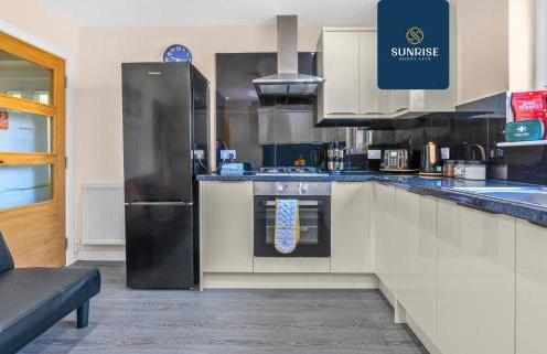 MUIRTON HOUSE - INVOICE and REDUCED PRICE only via SUNRISE SHORT LETS DUNDEE, 4 Bed House, 4 Car Parking, 2 Baths, 5 Smart TVs, Fully Equipped Kitchen, Large Dining and Living Space, Rear Garden, Free WiFi, and ONLY 9 Mins to STANNERGATE Ports - Foto 36