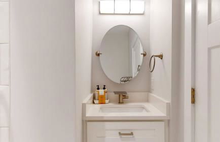 Historic 2BR 1BA with King bed-Fast Wi-Fi 75 OLED TV - Foto 16