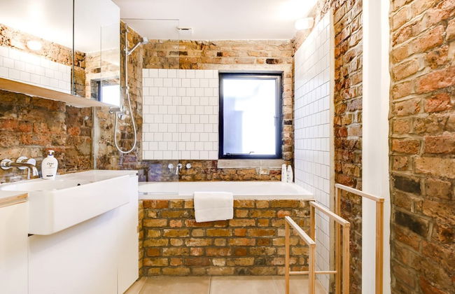 Stylish, Bright Apartment w/ Private Garden - Foto 18