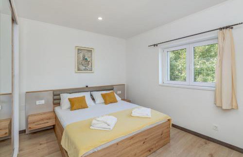Villa Gariful, Sleeps 8 with Pool & Pet Friendly - Photo 59