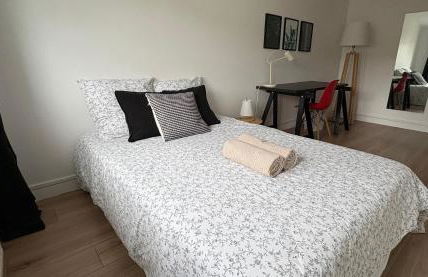 Maison spacieuse et paisible - 4 chambres, parking, wifi - Foto 16