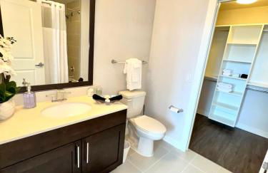 Skyline Retreat Penthouse, Top Floor, Year round Pool, City View! - Foto 41