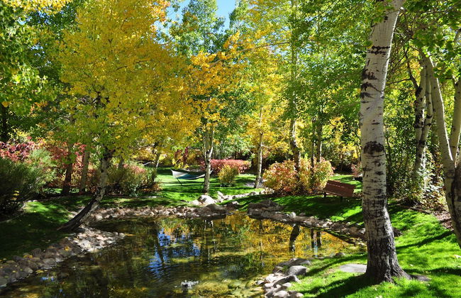 Olympic Village Inn - Photo 35