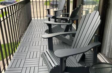 Newly Remodeled Mid-Century Modern Lake Condo - Foto 29