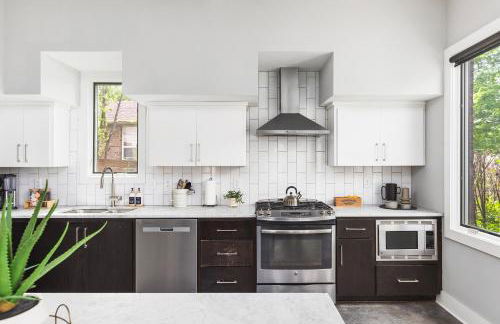 Modern Luxury with Rooftop Deck, 3 mi to Downtown - Foto 18