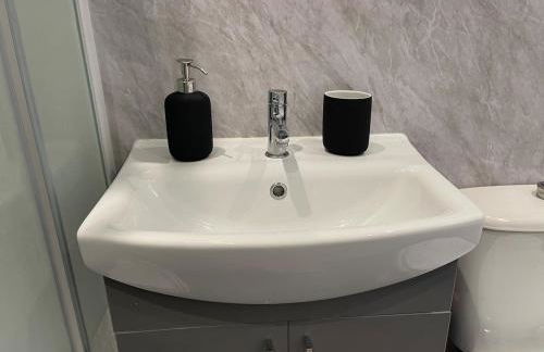 Spacious Flat! Sleeps 7, Pet Friendly and Parking - Photo 56