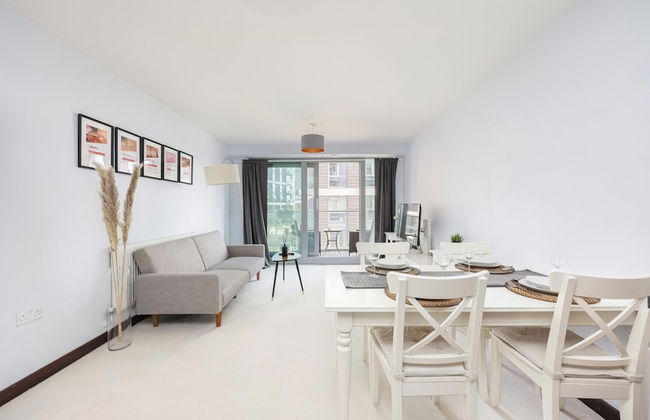 Modern Apartment w/ Balcony by MSS - Photo 7