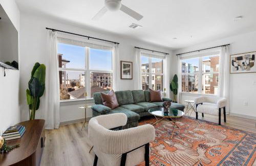 Elevated Contemporary 2BR 2BA with Balcony - Foto 32