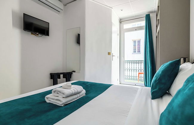 Hotel Avaton - Deluxe Bedroom With Private Balcony - Photo 4