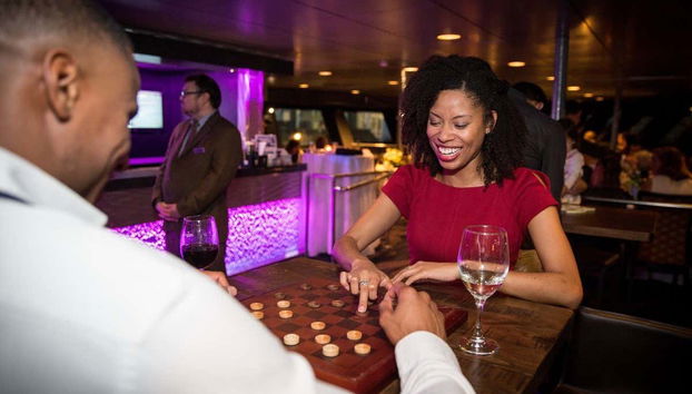 Coppia che gioca a dama durante la crociera