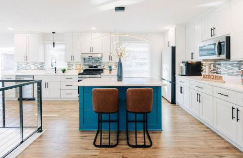 Beautiful luxury home freshly renovated with big yard, seating & grill pad - Foto 2