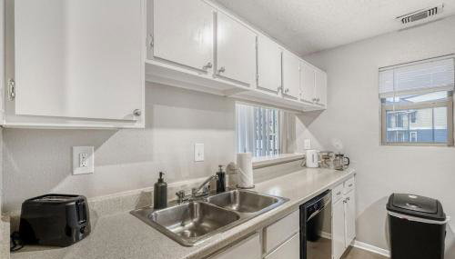 Relaxing King Suite Getaway - Sleeps 4 - Pool, Pkg - Foto 2