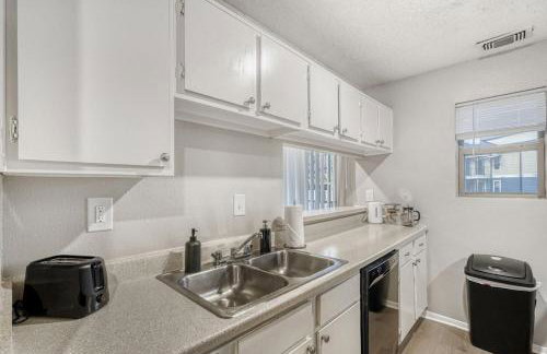 Relaxing King Suite Getaway - Sleeps 4 - Pool, Pkg - Foto 2