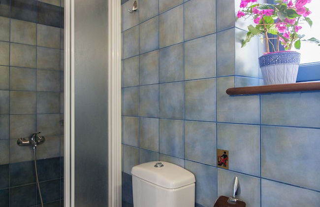 Dine on the Generous Veranda at a Rustic Stone Getaway - Foto 8