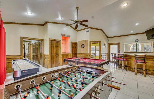 Pool and Game Room Waterfront Harlingen Home - Foto 3